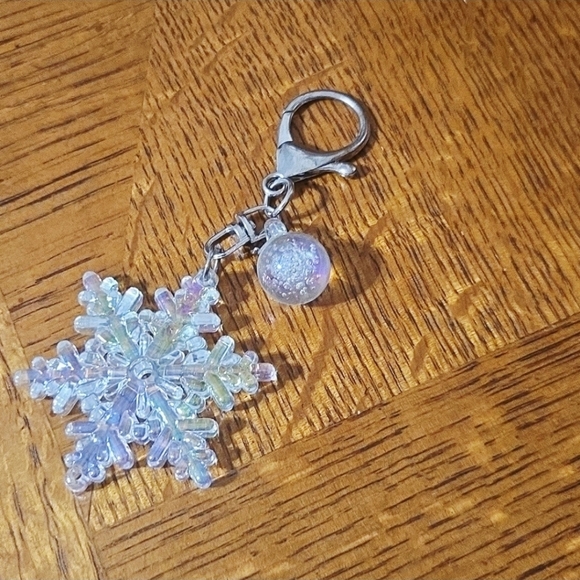Snowflake Keychain - Picture 2 of 5
